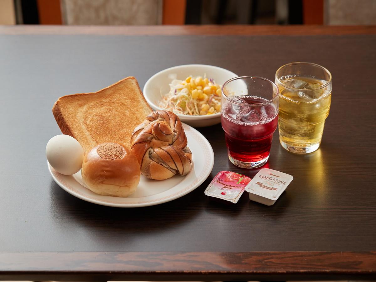 【朝食の一例】朝食はパンやおにぎりをご用意しており、連泊のお客様にも満足いただけるよう、毎日日替わりで内容を変更いたします。