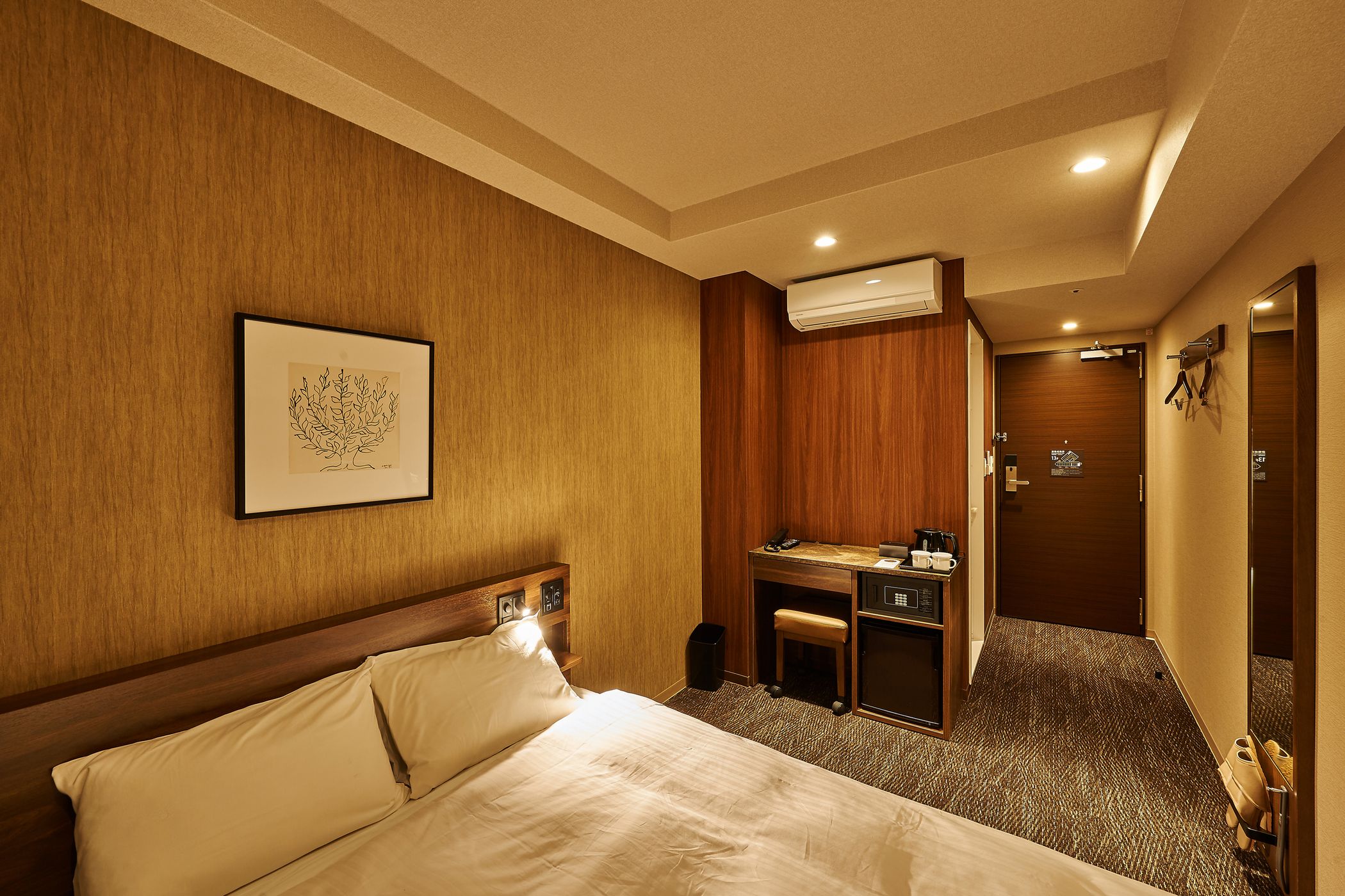 Welina Hotel 中之島 EAST【禁煙】ダブルルーム～高品質なベッドで心地よい眠りを～
