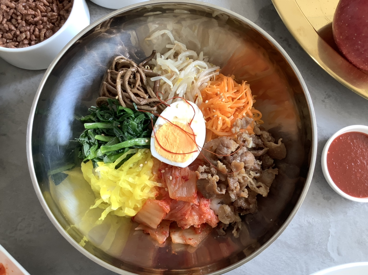 ご朝食は９食堂【ウリシクタン】で本格的な韓国料理を☆ビビンバ・韓国風おかゆ(全５種類、日替わり)・韓国風ホットサンドからお好きなのをチョイス☆